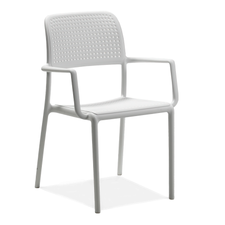 białe krzesło z oparciem i podłokietnikami