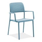 niebieskie krzesło z oparciem i podłokietnikami