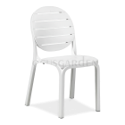 białe krzesło ogrodowe z oparciem