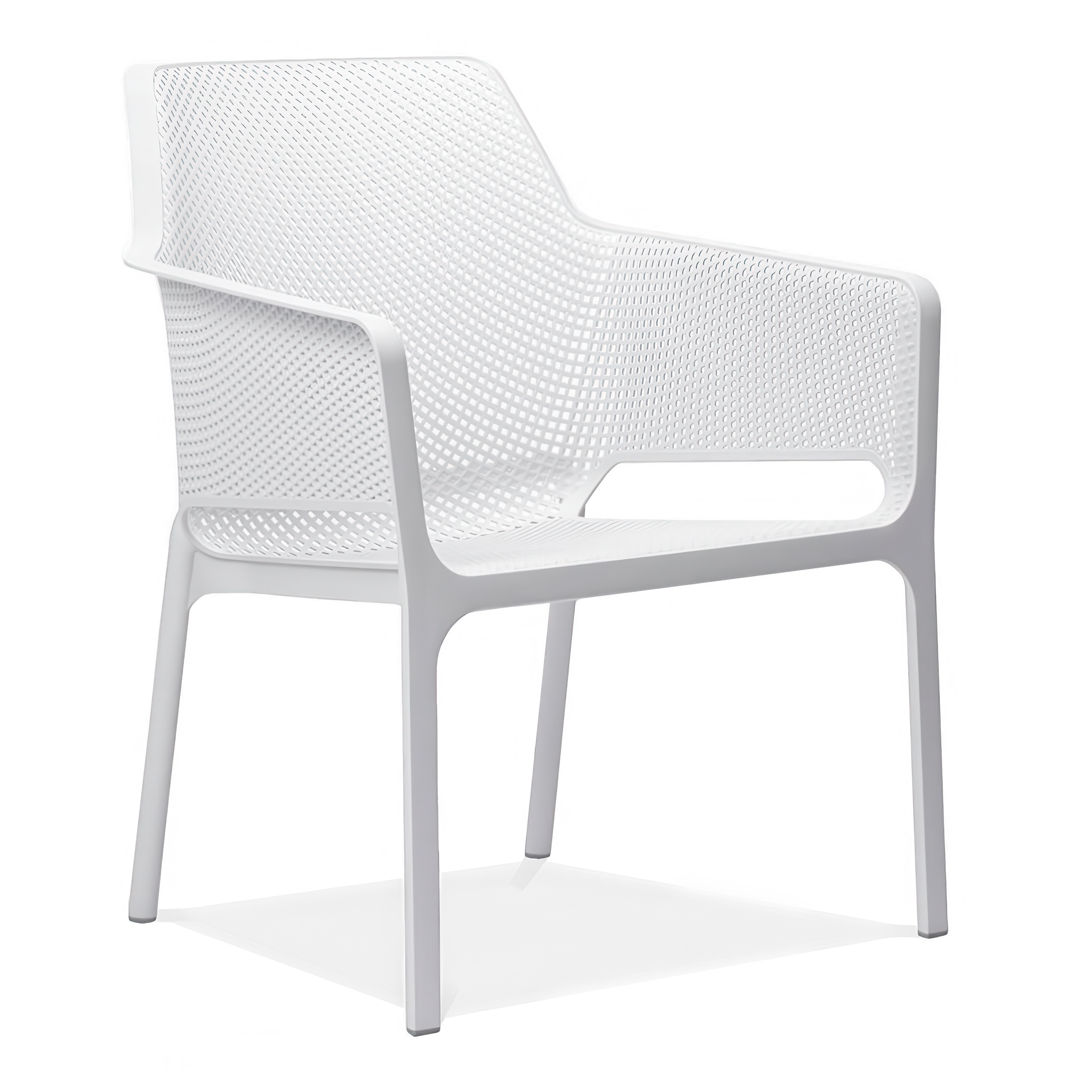 białe krzesło z oparciem i podłokietnikami