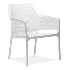 białe krzesło z oparciem i podłokietnikami