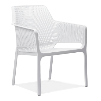 białe krzesło z oparciem i podłokietnikami