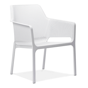 białe krzesło z oparciem i podłokietnikami