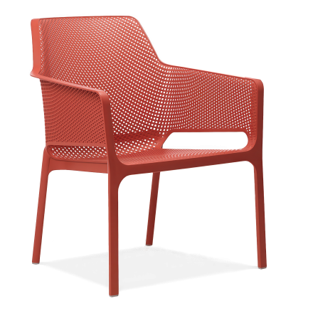 czerwone krzesło jadalniane z oparciem i podłokietnikami