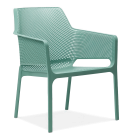 niebieskie krzesło z oparciem i podłokietnikami