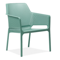 niebieskie krzesło z oparciem i podłokietnikami