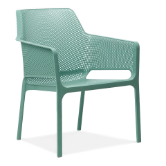 niebieskie krzesło z oparciem i podłokietnikami