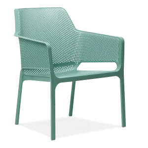 niebieskie krzesło z oparciem i podłokietnikami