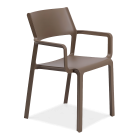 brązowe krzesło ogrodowe z oparciem i podłokietnikami