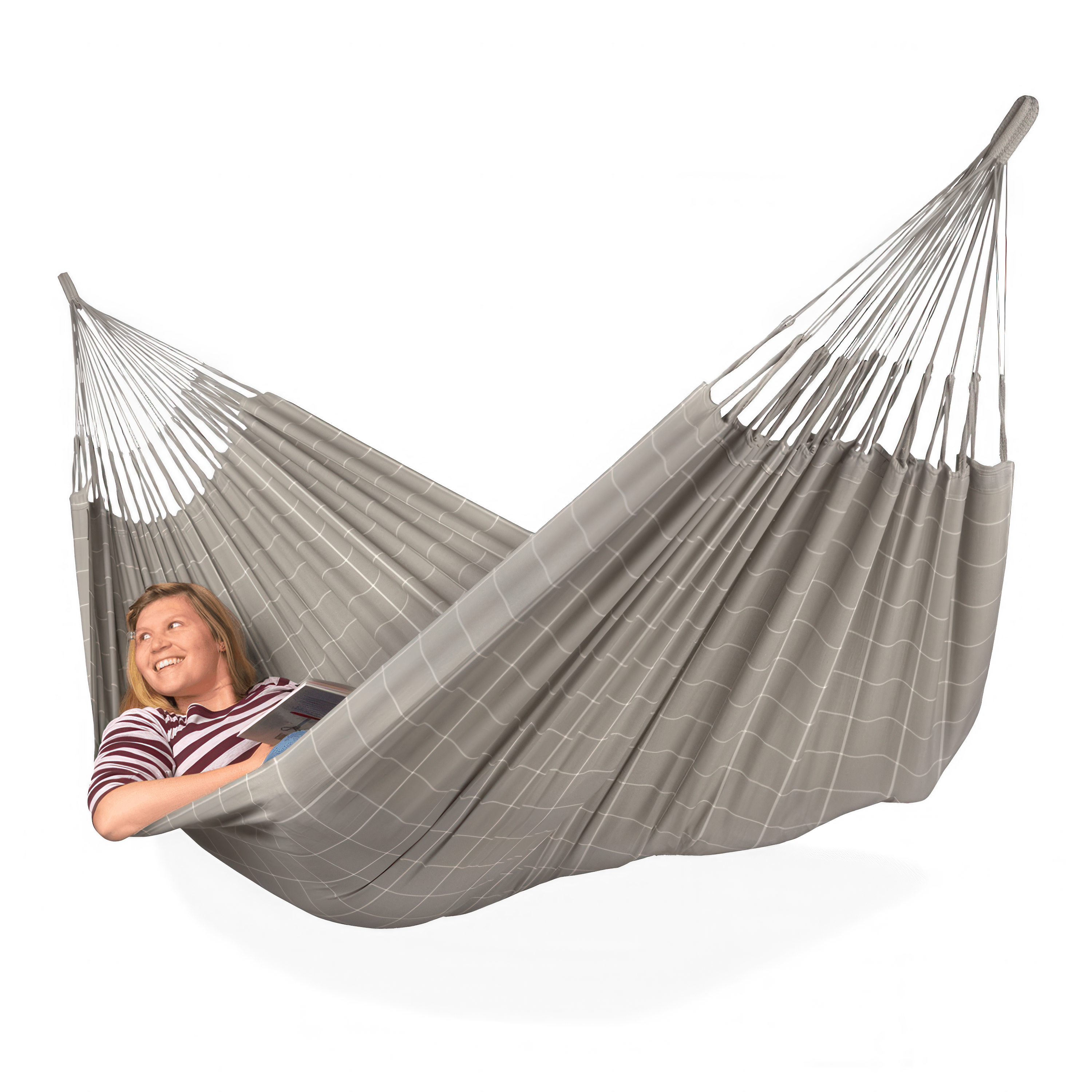 szary hamak dwuosobowy w którym leży kobieta