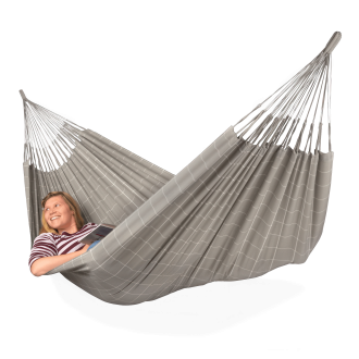 szary hamak dwuosobowy w którym leży kobieta