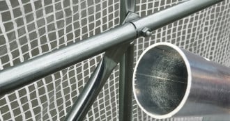 Zbliżenie na szczegóły stelażu tunelu ogrodowego Cultivo