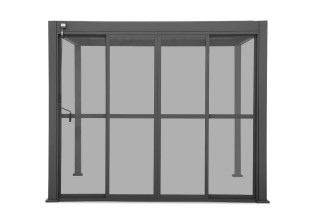 pergola z zamontowanymi zamkniętymi drzwiami przesuwnymi 