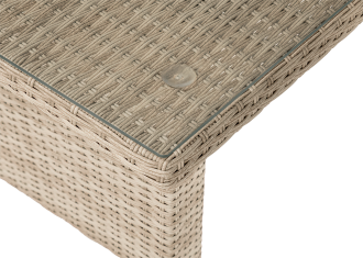 Zbliżenie na st&oacute;ł przykryty hartowanym szkłem zestawu technorattanowego MONIZ DINING PLUS Beige