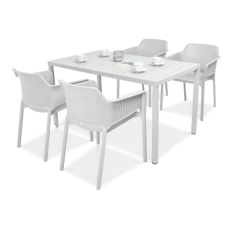 komplet ogrodowy z białymi krzesłami i stołem