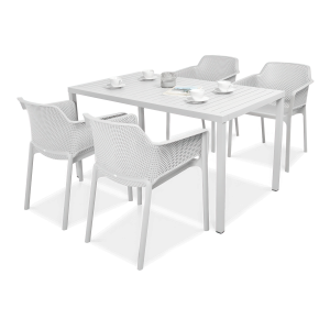komplet ogrodowy z białymi krzesłami i stołem