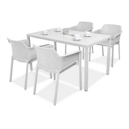 komplet ogrodowy z białymi krzesłami i stołem