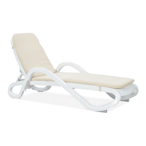 Biały leżak z jasną poduszką
