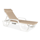 biały leżak z poduszką latte