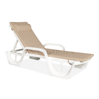 biały leżak z poduszką latte