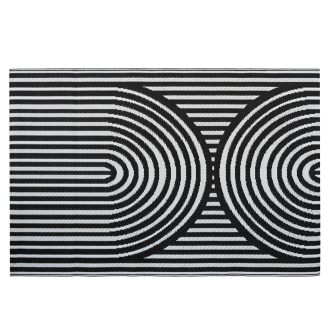 Czarno biały dywan z geometrycznym wzorem w pasy