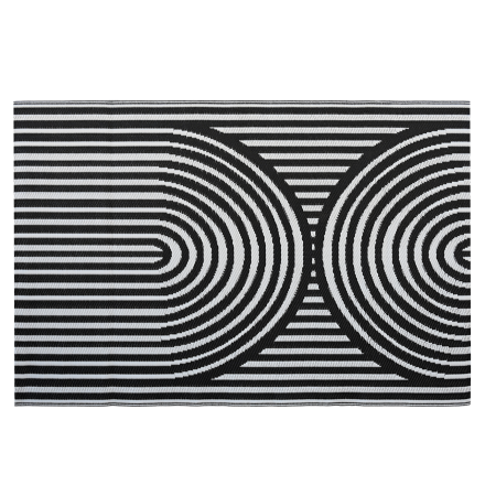 Czarno biały dywan z geometrycznym wzorem w pasy