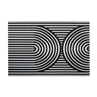 Czarny dywan tarasowy w geometryczny wzór