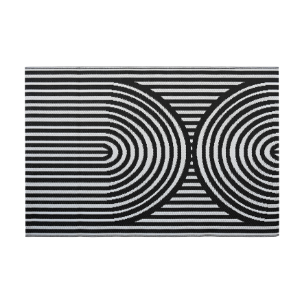 Czarny dywan tarasowy w geometryczny wzór