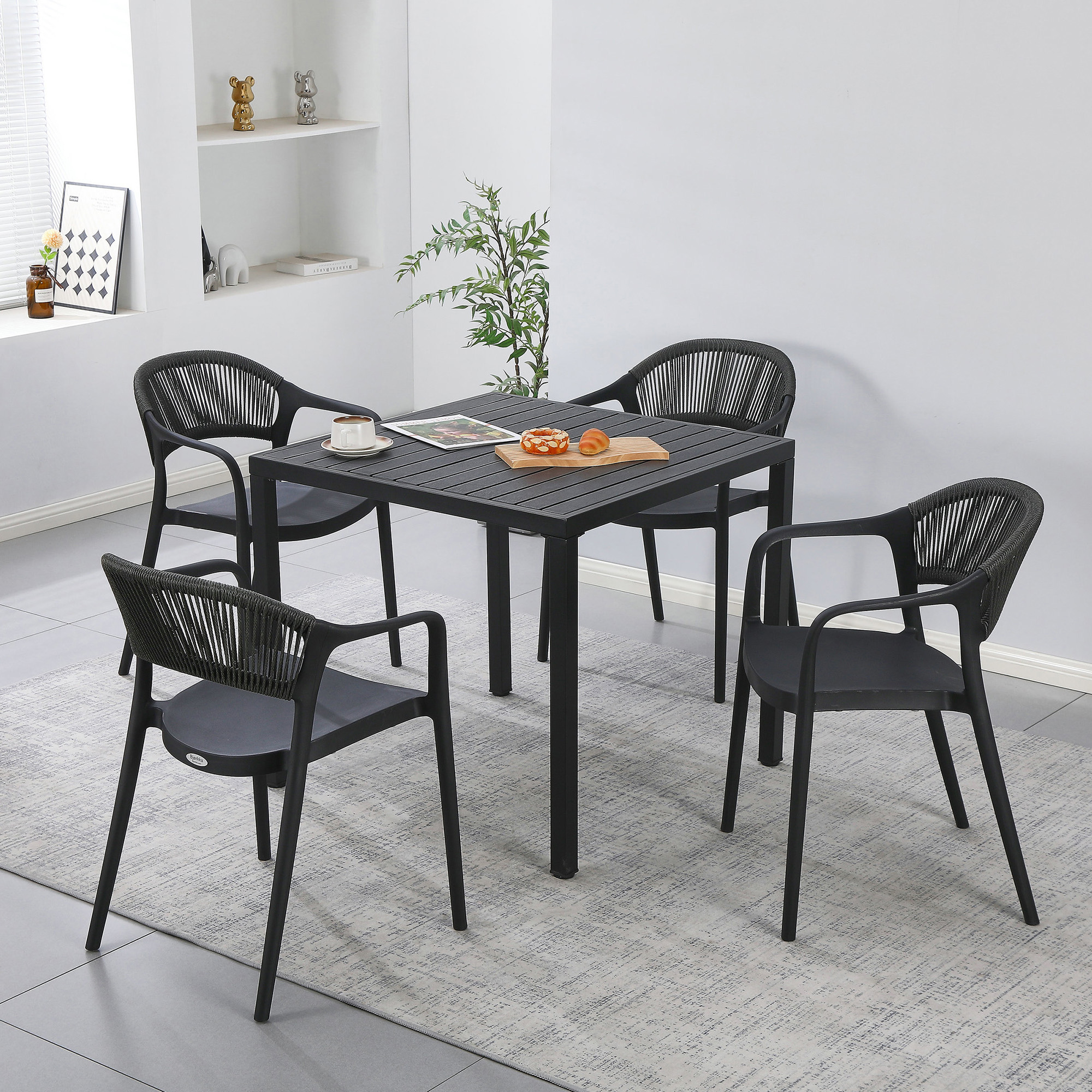 czarny-zestaw-mebli-tessa-bris-stol-kwadratowy-i-cztery-krzesla-w-nowoczesnym-wnetrzu