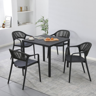 czarny-zestaw-mebli-tessa-bris-stol-kwadratowy-i-cztery-krzesla-w-nowoczesnym-wnetrzu