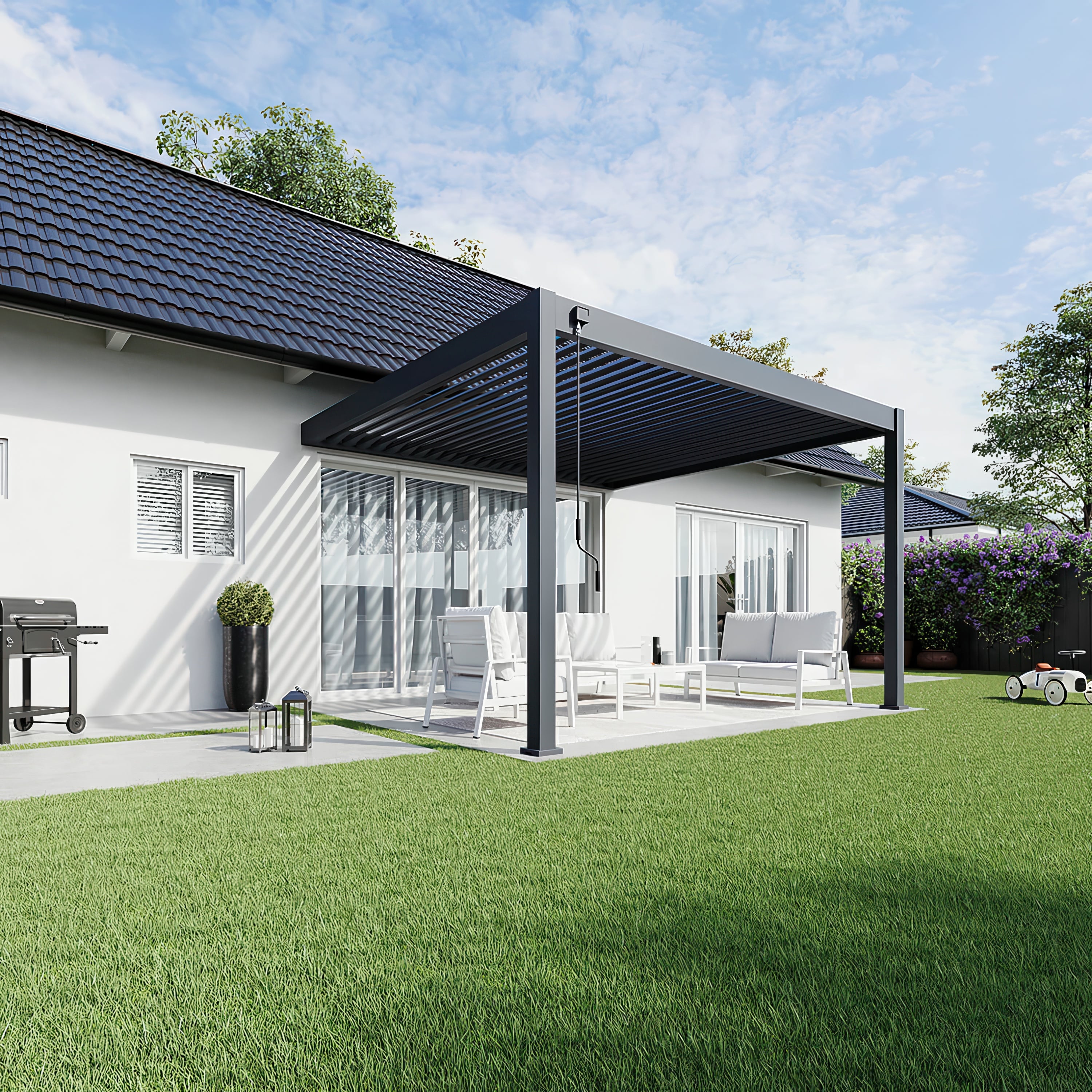 Aranżacja pergoli Deluxe Wall 3.6x4 w kolorze antracytowym przed domem na tarasie z meblami.