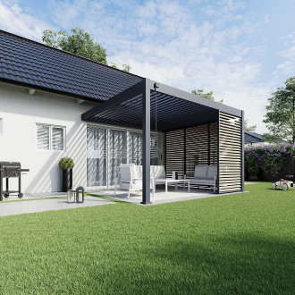 Pergola Deluxe Wall 3.6x4 antracytowa na tarasie w ogrodzie, widziana z dystansu.