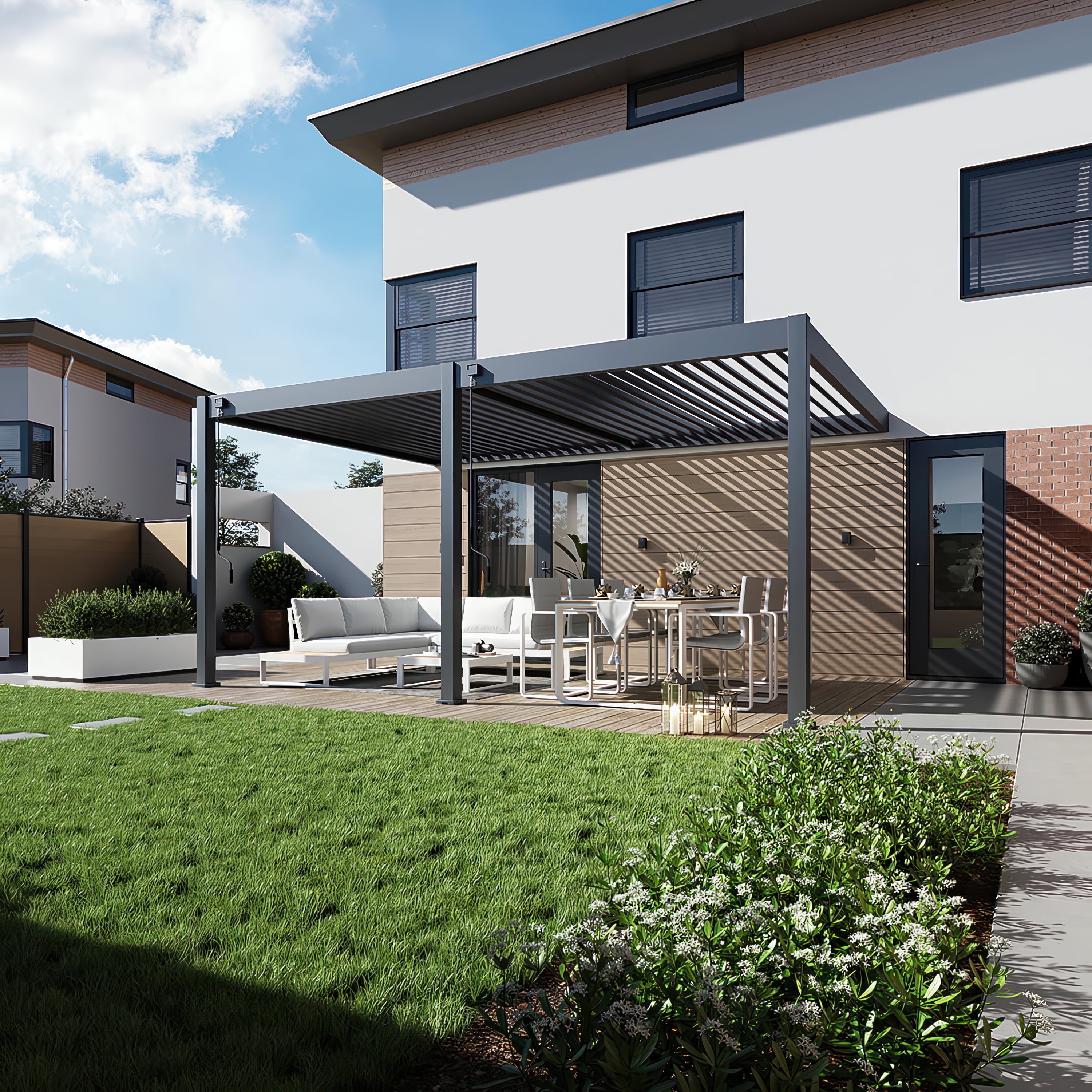 Pergola tarasowa DELUXE WALL 3.6x5.3 w kolorze antracytowym wkomponowana w przestrzeń tarasu przed nowoczesnym domem.
