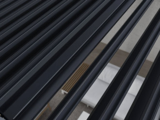 Detail žal&uacute;ziov&yacute;ch panelov na streche terasovej pergoly