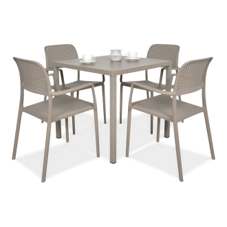 Meble jadalniane w kolorze brązowym. Cztery krzesła i kwadratowy stolik