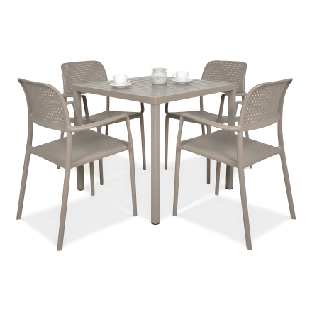 Meble jadalniane w kolorze brązowym. Cztery krzesła i kwadratowy stolik