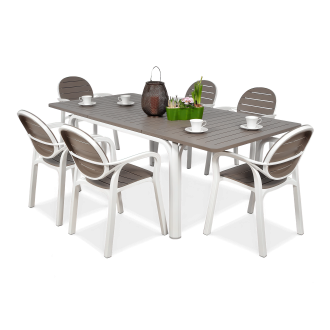 Zestaw ogrodowy składający się z prostokątnego stołu z lamelowym blatem w kolorze taupe oraz sześciu białych krzeseł z podłokietnikami i lamelowym oparciem i siedziskiem