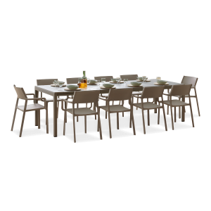 zestaw brązowych mebli jadalnianych na taras z dziesięcioma krzesłami i stołem