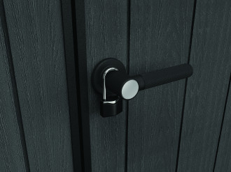 zbliżenie na czarną klamkę z czarną kł&oacute;dką domku narzędziowego Keter DECO APEX 7511/1175 Ashwood