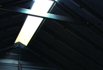 Wnętrze domku narzędziowego DECO APEX Keter z oświetleniem dachu