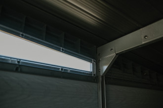 Wnętrze domku narzędziowego Keter Penthouse 11x7 Storm Grey z oknem i metalowym wspornikiem na dachu