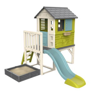 Domek dla dzieci na palach z piaskownicą na ogrodzie