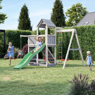 Drewniany plac zabaw dla dzieci w ogrodzie podczas zabawy na zjeżdżalni i huśtawce aranżacja