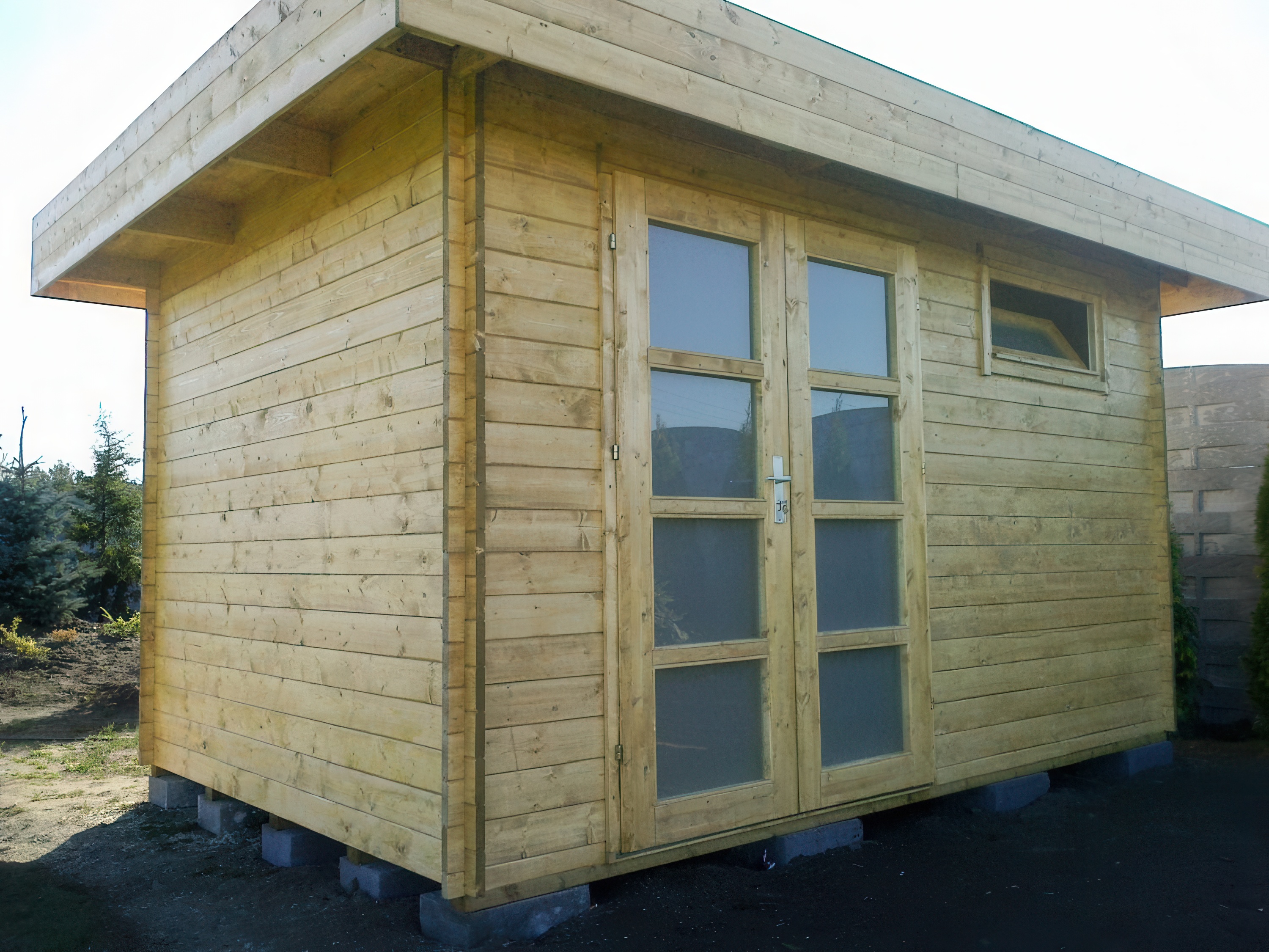 bok drewnianego domku narzędziowego rood