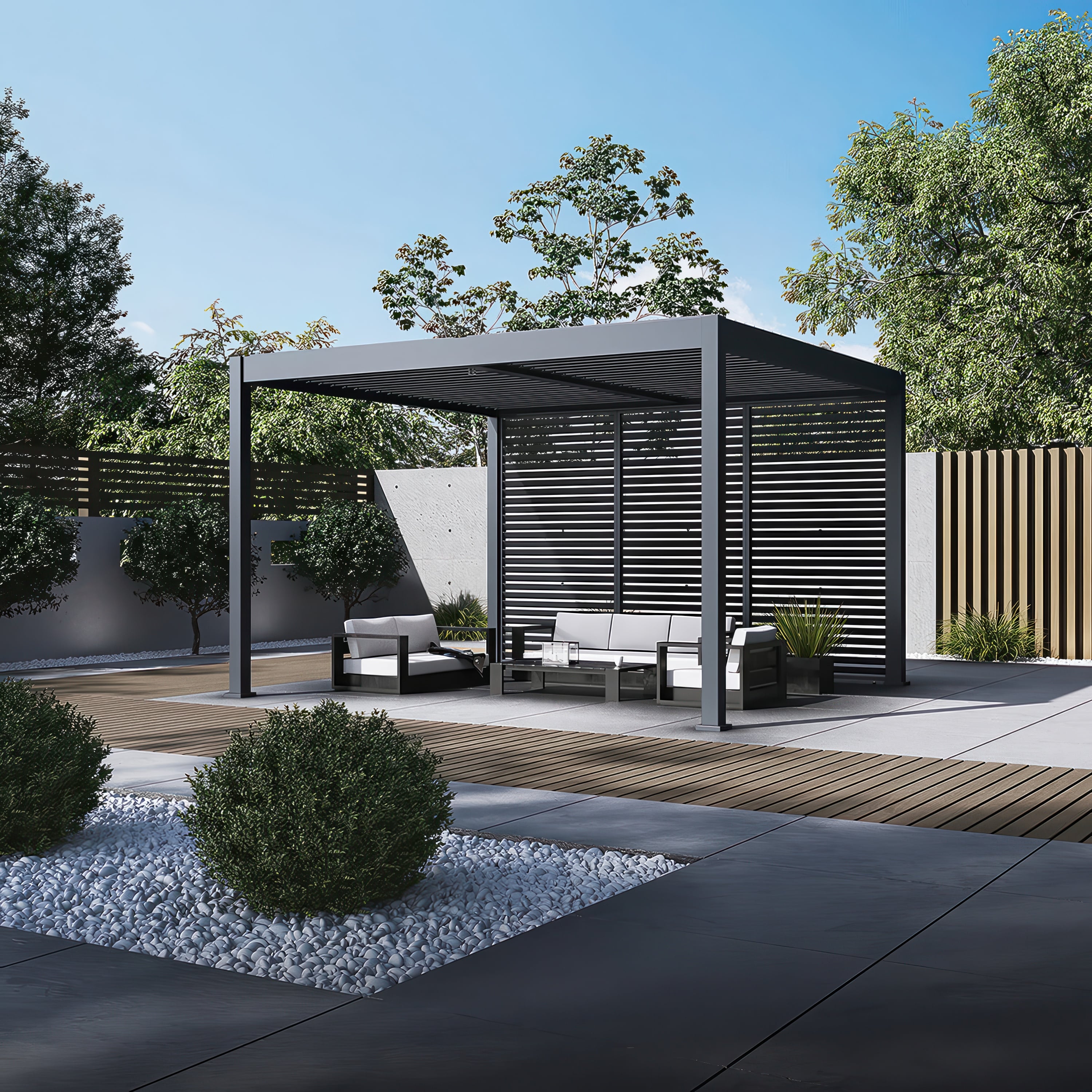 Pergola tarasowa ELEGANCE DUO 3.6x4 z panelami bocznymi, wkomponowana w ogrodową przestrzeń wypoczynkową.