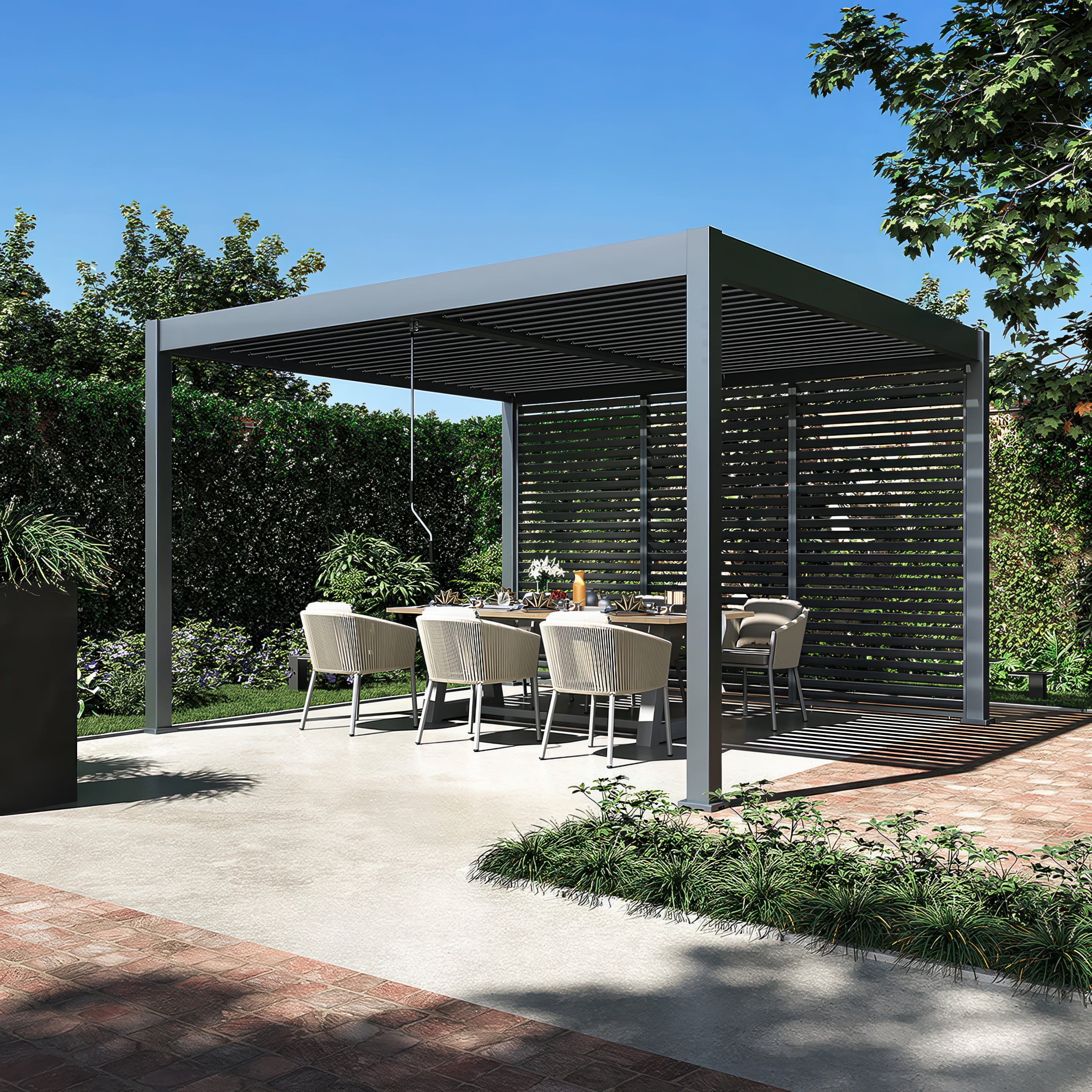 Pergola ELEGANCE DUO 3.6x4 w aranżacji ogrodu, otoczona roślinnością.