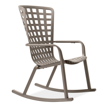 Nowoczesny fotel bujany w kolorze taupe z ażurowym oparciem i podłokietnikami, widok z boku