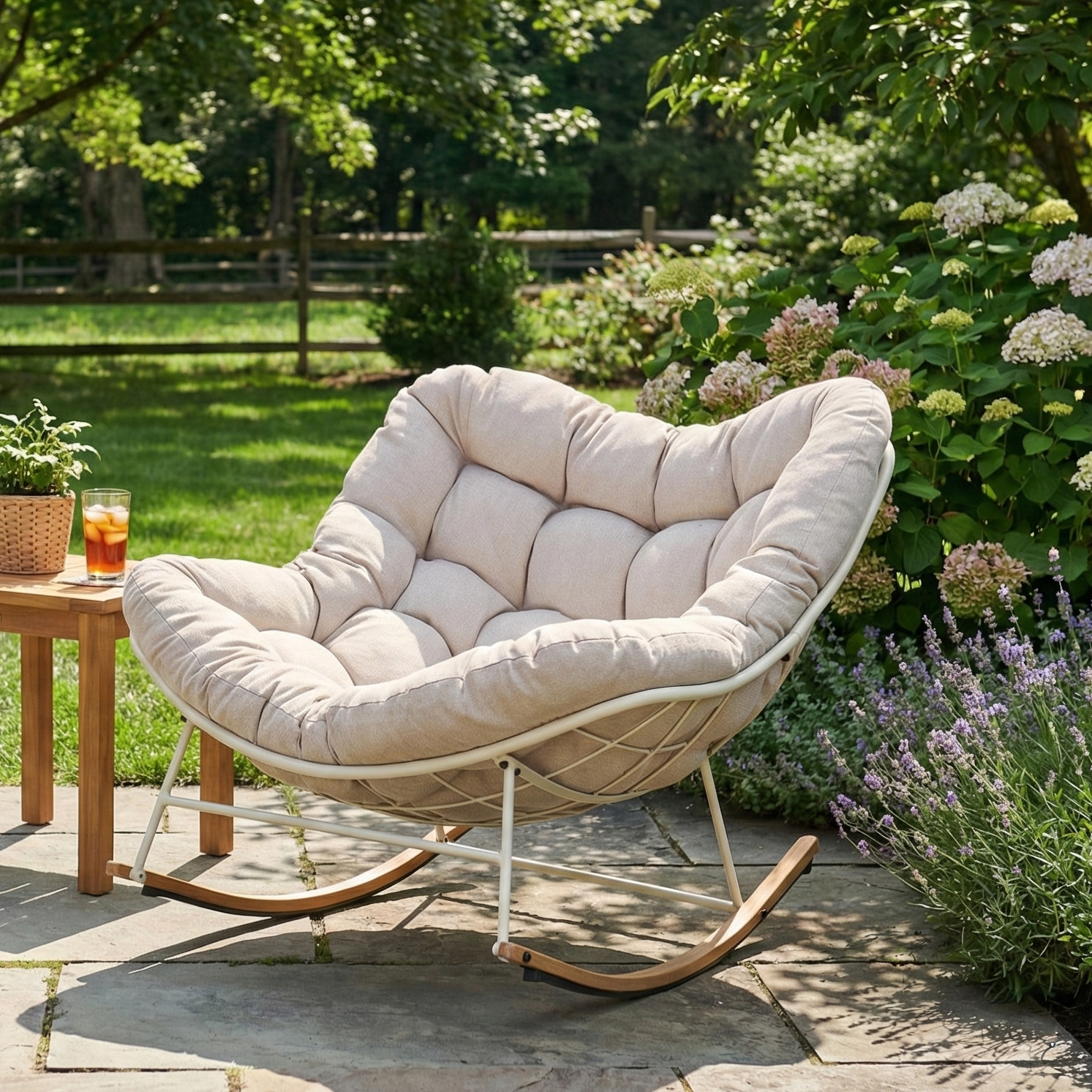 Fotel bujany RONDA Light Beige marki Bjorkka - aranżacja na zielonym tarasie