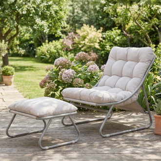 Fotel ogrodowy z podnóżkiem w kolorze szaro beżowym na tarasie w ogrodzie