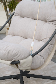 Zbliżenie na beżową poduszkę fotela wiszącego ORINOKO Beige Bj&oslash;rkka zawieszonego na czarnym metalowym stelażu